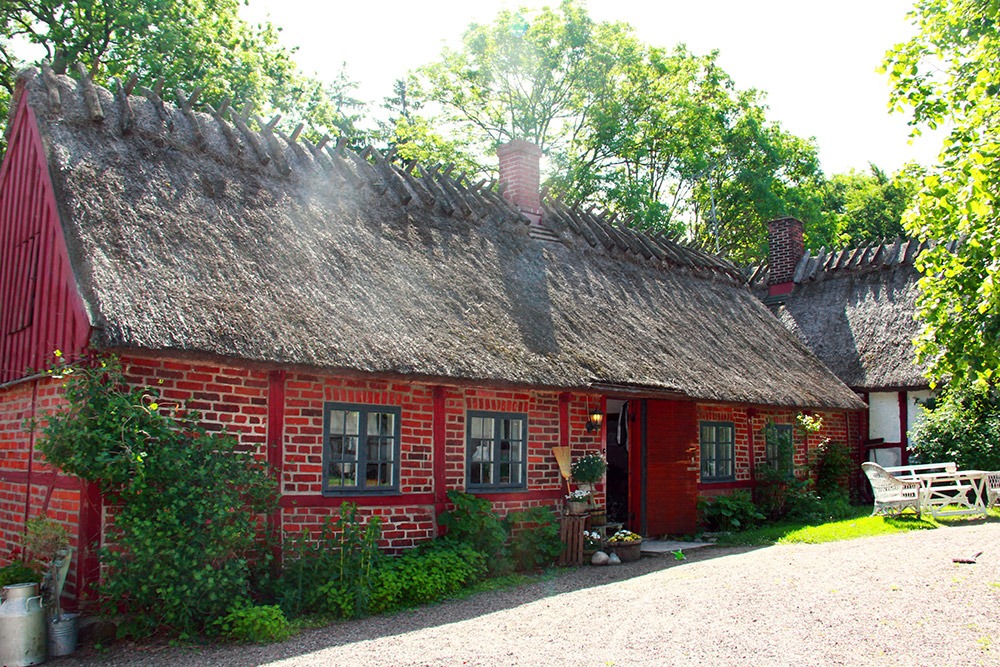 Korsvirkeshus i rött tegel/trä